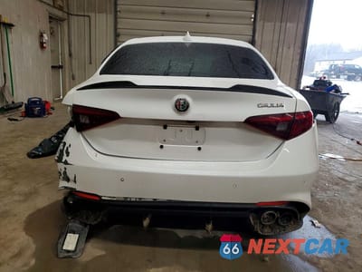 Zdjęcie 6 z 12 samochodu: 2017 ALFA ROMEO GIULIA QUADRIFOGLIO VIN:ZARFAEAV8H7556712 - miniatura