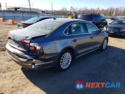 Trzecie zdjęcie samochodu z tyłu: 2016 VOLKSWAGEN PASSAT SE VIN:1VWBT7A39GC067395 - miniatura