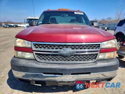 Piąte zdjęcie samochodu w środku: 2005 CHEVROLET SILVERADO K2500 HEAVY DUTY VIN:1GCHK29UX5E135110 - miniatura