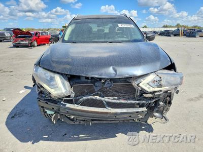 Piąte zdjęcie samochodu w środku: 2017 NISSAN ROGUE SV VIN:KNMAT2MT6HP501229 - miniatura