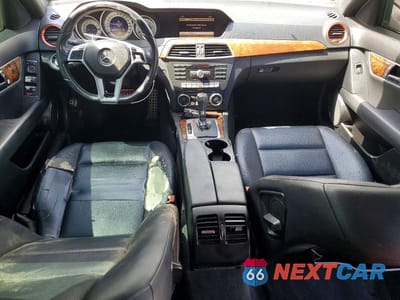 Zdjęcie 8 z 12 samochodu: 2012 MERCEDES-BENZ C 300 4MATIC VIN:WDDGF8BBXCA690550 - miniatura