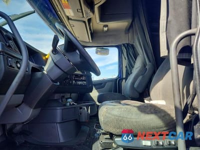 Piąte zdjęcie samochodu w środku: 2019 VOLVO VN VNL VIN:4V4NC9EJ6KN200412 - miniatura