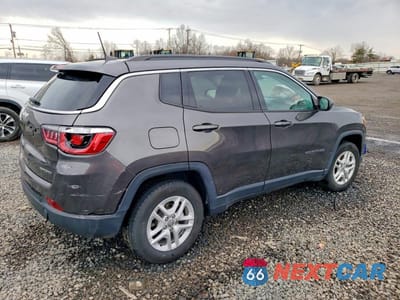 Trzecie zdjęcie samochodu z tyłu: 2020 JEEP COMPASS SPORT VIN:3C4NJCAB5LT133817 - miniatura