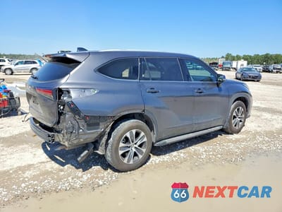 Trzecie zdjęcie samochodu z tyłu: 2022 TOYOTA HIGHLANDER XLE VIN:5TDGZRBH1NS227522 - miniatura