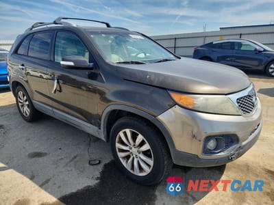 Czwarte zdjęcie samochodu z boku: 2011 KIA SORENTO EX VIN:5XYKU4A27BG161639 - miniatura