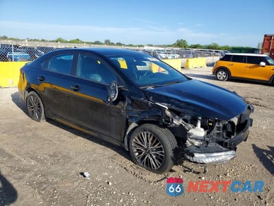 Czwarte zdjęcie samochodu z boku: 2023 KIA FORTE GT-LINE VIN:3KPF54AD5PE628934 - miniatura