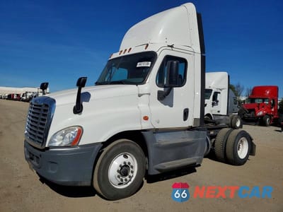 Drugie zdjęcie samochodu z przodu: 2016 FREIGHTLINER CASCADIA 125 SEMI TRUCK VIN:1FUBGEDV0GLHC5752 - miniatura