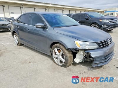 Czwarte zdjęcie samochodu z boku: 2015 VOLKSWAGEN JETTA SE VIN:3VWD07AJXFM254867 - miniatura