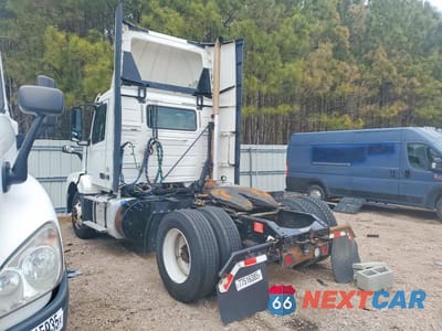 Trzecie zdjęcie samochodu z tyłu: 2018 VOLVO VNL SEMI TRUCK VIN:4V4N39TG7JN892556 - miniatura