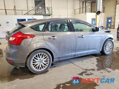 Trzecie zdjęcie samochodu z tyłu: 2013 FORD FOCUS TITANIUM VIN:1FADP3N23DL277115 - miniatura