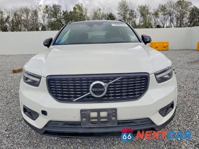 Piąte zdjęcie samochodu w środku: 2019 VOLVO XC40 T5 R-DESIGN VIN:YV4162UM7K2068554 - miniatura