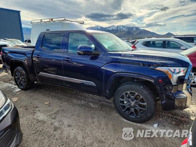 Czwarte zdjęcie samochodu z boku: 2025 TOYOTA TUNDRA PLATINUM HV VIN:5TFNC5DB6SX107702 - miniatura