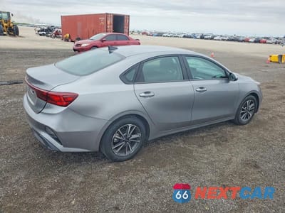 Trzecie zdjęcie samochodu z tyłu: 2024 KIA FORTE LXS VIN:3KPF24AD4RE720208 - miniatura