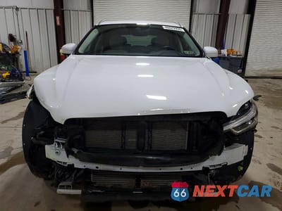 Piąte zdjęcie samochodu w środku: 2020 VOLVO XC60 T8 MOMENTUM VIN:YV4BR0DK7L1516359 - miniatura