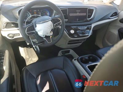 Zdjęcie 8 z 12 samochodu: 2024 CHRYSLER PACIFICA TOURING L VIN:2C4RC1BG0RR113237 - miniatura