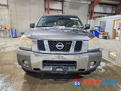 Piąte zdjęcie samochodu w środku: 2015 NISSAN TITAN SV VIN:1N6AA0EC6FN502797 - miniatura