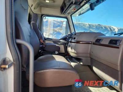 Piąte zdjęcie samochodu w środku: 2018 VOLVO VNL SEMI TRUCK VIN:4V4N39TG9JN892705 - miniatura