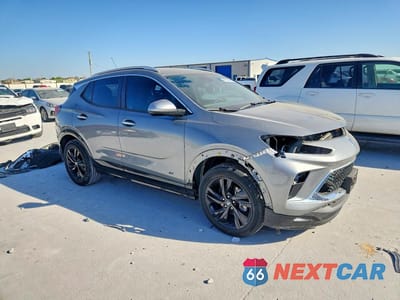 Czwarte zdjęcie samochodu z boku: 2026 BUICK ENCORE GX SPORT TOURING VIN:KL4AMDSL2TB002293 - miniatura
