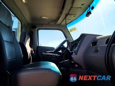 Piąte zdjęcie samochodu w środku: 2016 KENWORTH T680 SEMI TRUCK VIN:1XKYA48X3GJ496655 - miniatura
