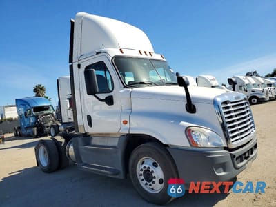 2016 FREIGHTLINER CASCADIA 125 SEMI TRUCK 1FUBGEDV0GLHC5752 - główne zdjęcie licytacji z USA - miniatura