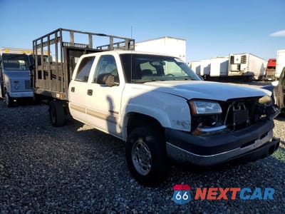 Czwarte zdjęcie samochodu z boku: 2004 CHEVROLET SILVERADO 2500 FLATBED TRUCK VIN:1GCHK23G84F158669 - miniatura