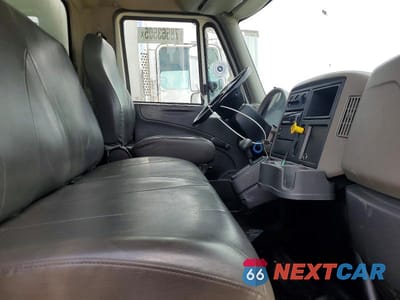 Piąte zdjęcie samochodu w środku: 2017 INTERNATIONAL 4300 BOX TRUCK VIN:1HTMMMML3HH168152 - miniatura