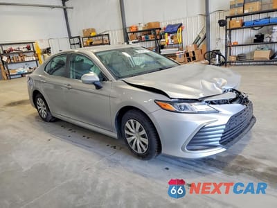 Czwarte zdjęcie samochodu z boku: 2022 TOYOTA CAMRY HYBRID LE VIN:4T1C31AKXNU577544 - miniatura