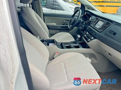Piąte zdjęcie samochodu w środku: 2019 KIA SEDONA LX VIN:KNDMB5C18K6525496 - miniatura