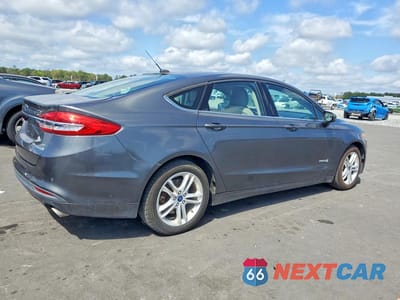 Trzecie zdjęcie samochodu z tyłu: 2018 FORD FUSION SE HYBRID VIN:3FA6P0LU4JR268948 - miniatura