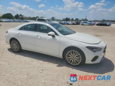 Czwarte zdjęcie samochodu z boku: 2025 MERCEDES-BENZ CLA 250 VIN:W1K5J4GB9SN552917 - miniatura
