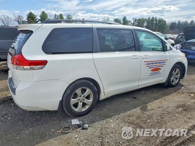 Trzecie zdjęcie samochodu z tyłu: 2013 TOYOTA SIENNA LE 8-PASSENGER VIN:5TDKK3DC4DS357600 - miniatura