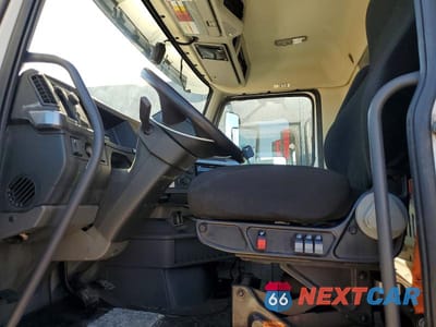 Piąte zdjęcie samochodu w środku: 2020 VOLVO VNR SEMI TRUCK VIN:4V4W19EGXLN245496 - miniatura