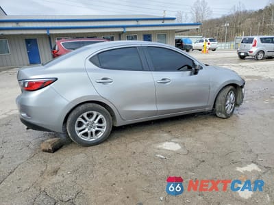 Trzecie zdjęcie samochodu z tyłu: 2016 SCION IA BASE VIN:3MYDLBZV0GY102726 - miniatura