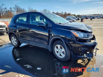 Czwarte zdjęcie samochodu z boku: 2018 CHEVROLET TRAX LS VIN:3GNCJNSB1JL307145 - miniatura