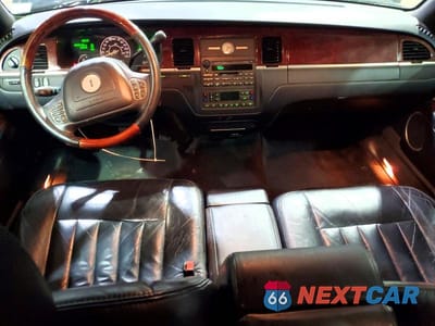Zdjęcie 8 z 12 samochodu: 2003 LINCOLN TOWN CAR SIGNATURE VIN:1LNHM82W33Y632368 - miniatura