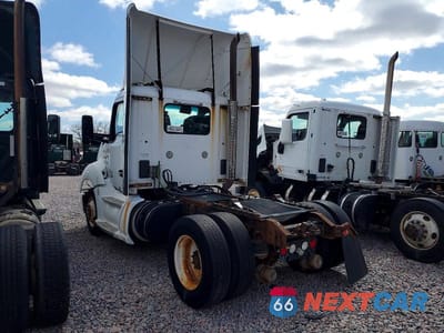 Trzecie zdjęcie samochodu z tyłu: 2014 KENWORTH T680 TRUCK CAB AND CHASSIS VIN:1XKYA48X6EJ402524 - miniatura