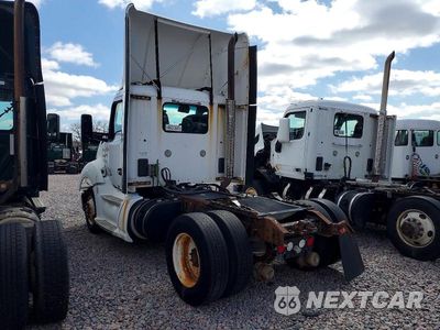 Trzecie zdjęcie samochodu z tyłu: 2014 KENWORTH T680 TRUCK CAB AND CHASSIS VIN:1XKYA48X6EJ402524 - miniatura
