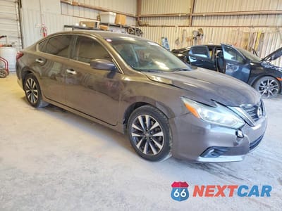 Czwarte zdjęcie samochodu z boku: 2017 NISSAN ALTIMA 2.5 SV VIN:1N4AL3AP9HC112238 - miniatura