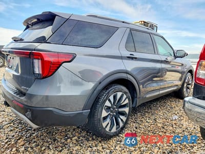 Trzecie zdjęcie samochodu z tyłu: 2025 FORD EXPLORER PLATINUM VIN:1FMUK8HH2SGB80303 - miniatura