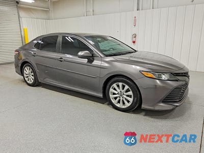 Czwarte zdjęcie samochodu z boku: 2019 TOYOTA CAMRY LE VIN:4T1B11HK5KU714103 - miniatura