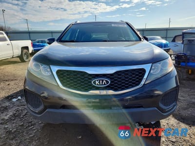 Piąte zdjęcie samochodu w środku: 2013 KIA SORENTO LX VIN:5XYKT4A27DG377710 - miniatura