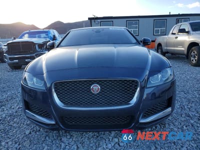 Piąte zdjęcie samochodu w środku: 2017 JAGUAR XF PREMIUM VIN:SAJBD4BVXHCY45883 - miniatura