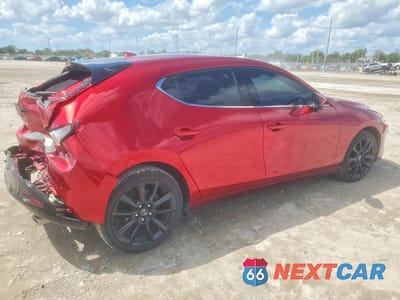 Trzecie zdjęcie samochodu z tyłu: 2022 MAZDA 3 PREMIUM VIN:JM1BPAML0N1509389 - miniatura