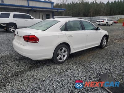 Trzecie zdjęcie samochodu z tyłu: 2013 VOLKSWAGEN PASSAT SE VIN:1VWBP7A32DC062622 - miniatura