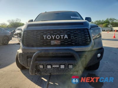 Piąte zdjęcie samochodu w środku: 2019 TOYOTA TUNDRA SR5 VIN:5TFDW5F1XKX792827 - miniatura