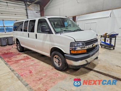 Czwarte zdjęcie samochodu z boku: 2019 CHEVROLET EXPRESS G3500 LT VIN:1GAZGPFG6K1344194 - miniatura