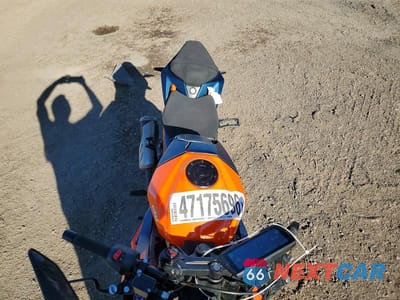 Piąte zdjęcie samochodu w środku: 2023 KTM 390 RC VIN:MD2JYJ409PN202436 - miniatura