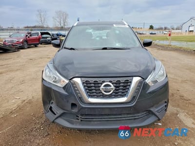 Piąte zdjęcie samochodu w środku: 2019 NISSAN KICKS SV VIN:3N1CP5CU6KL541888 - miniatura