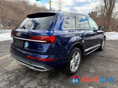 Czwarte zdjęcie samochodu z boku: 2021 AUDI Q7 PREMIUM VIN:WA1AXAF70MD010157 - miniatura