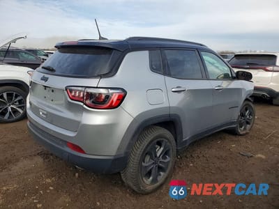 Trzecie zdjęcie samochodu z tyłu: 2021 JEEP COMPASS LATITUDE VIN:3C4NJDBB3MT567028 - miniatura